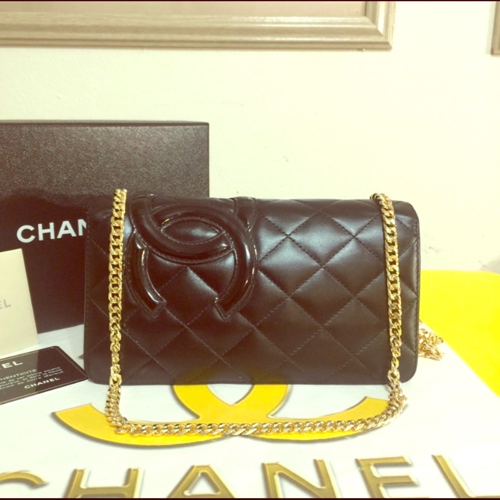 CHANEL wallet on gold chain shoulder bag